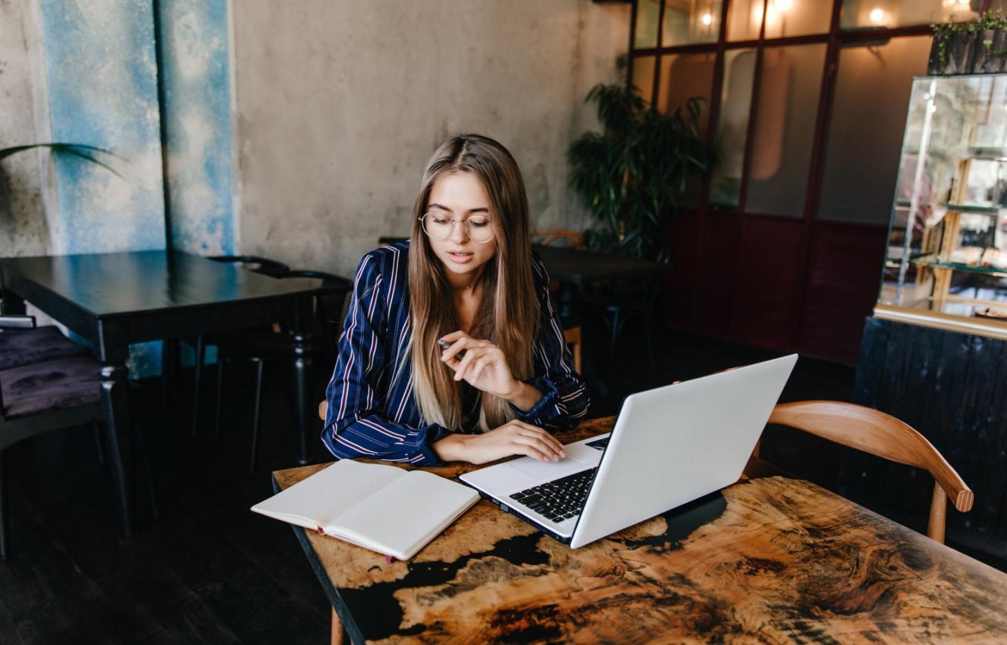 Vista técnica de análisis SEO en acción