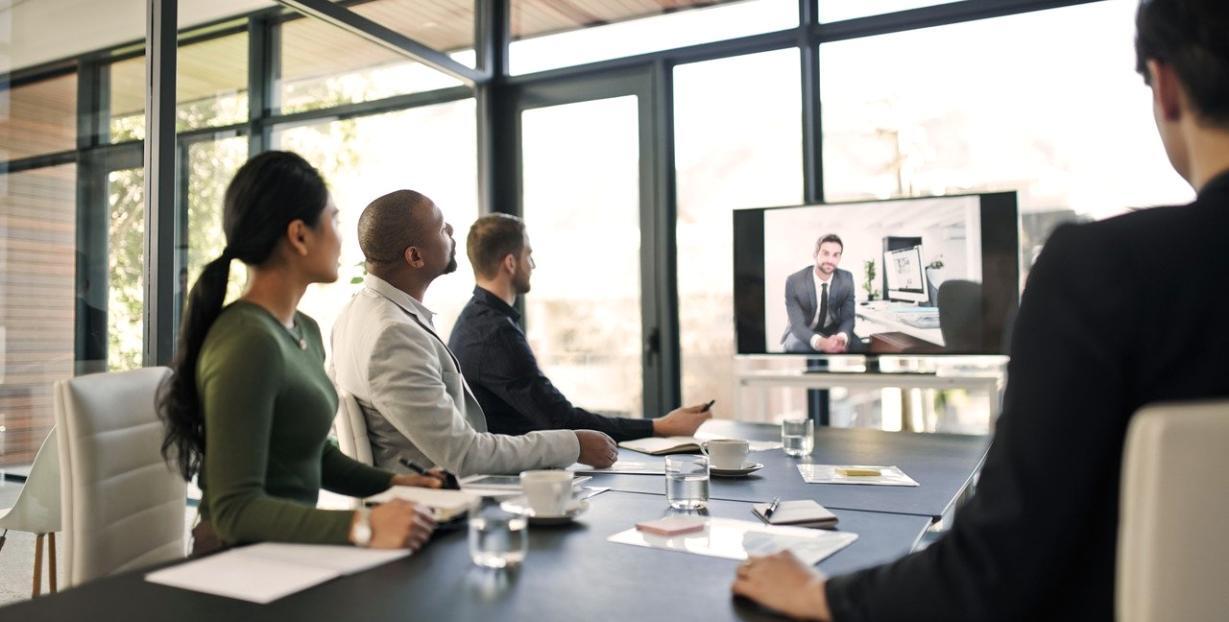 Estudiantes aplicando técnicas de SEO técnico